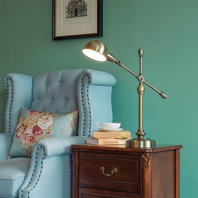 Lampe de bureau vintage en métal avec dôme réglable et bras flexible, idéale pour le bureau à domicile ou à la maison.