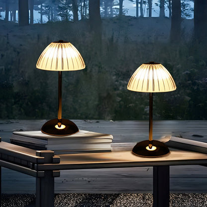 Lampe de table en laiton brossé, alimentée par piles, à LED
