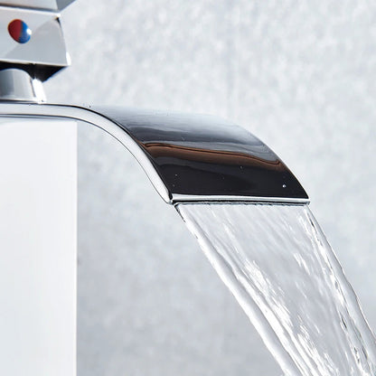 torneira banheiro, torneira do banheiro, torneira monocomando banheiro, torneira de pia banheiro, torneira gourmet banheiro, torneira dourada para banheiro,