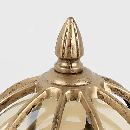 Lampes de poteau d'extérieur en forme de globe, style rétro, en verre et cuivre.